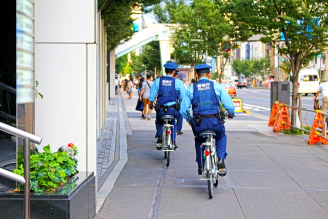 自転車で走る二人の警官