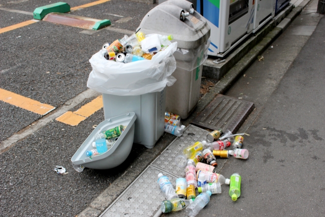 街のゴミ箱と散らかるゴミ